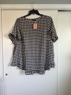 BloomChic Navy and White Gingham Short Sleeve Ruffle Hem Blouse